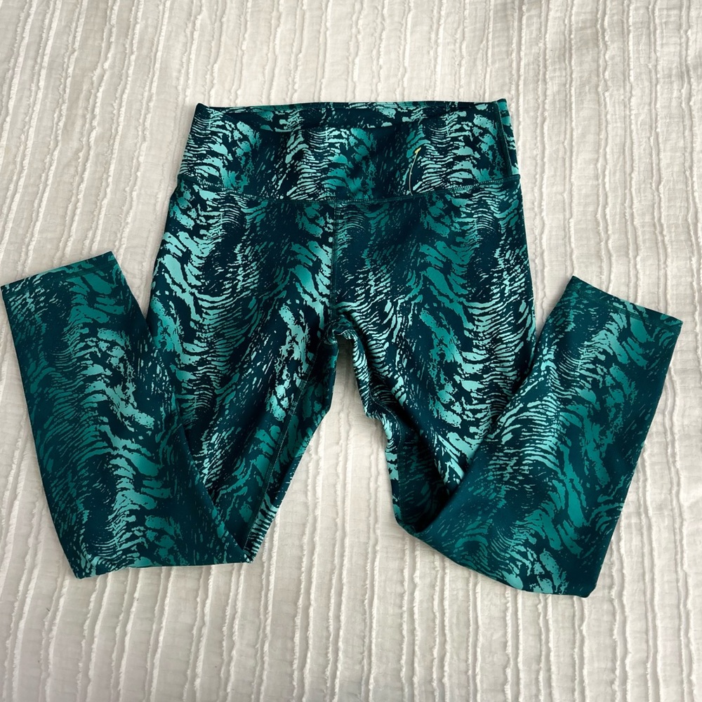 FREE TEE/ “NEW” POWERHOLD BY FABLETICS CAPRIS